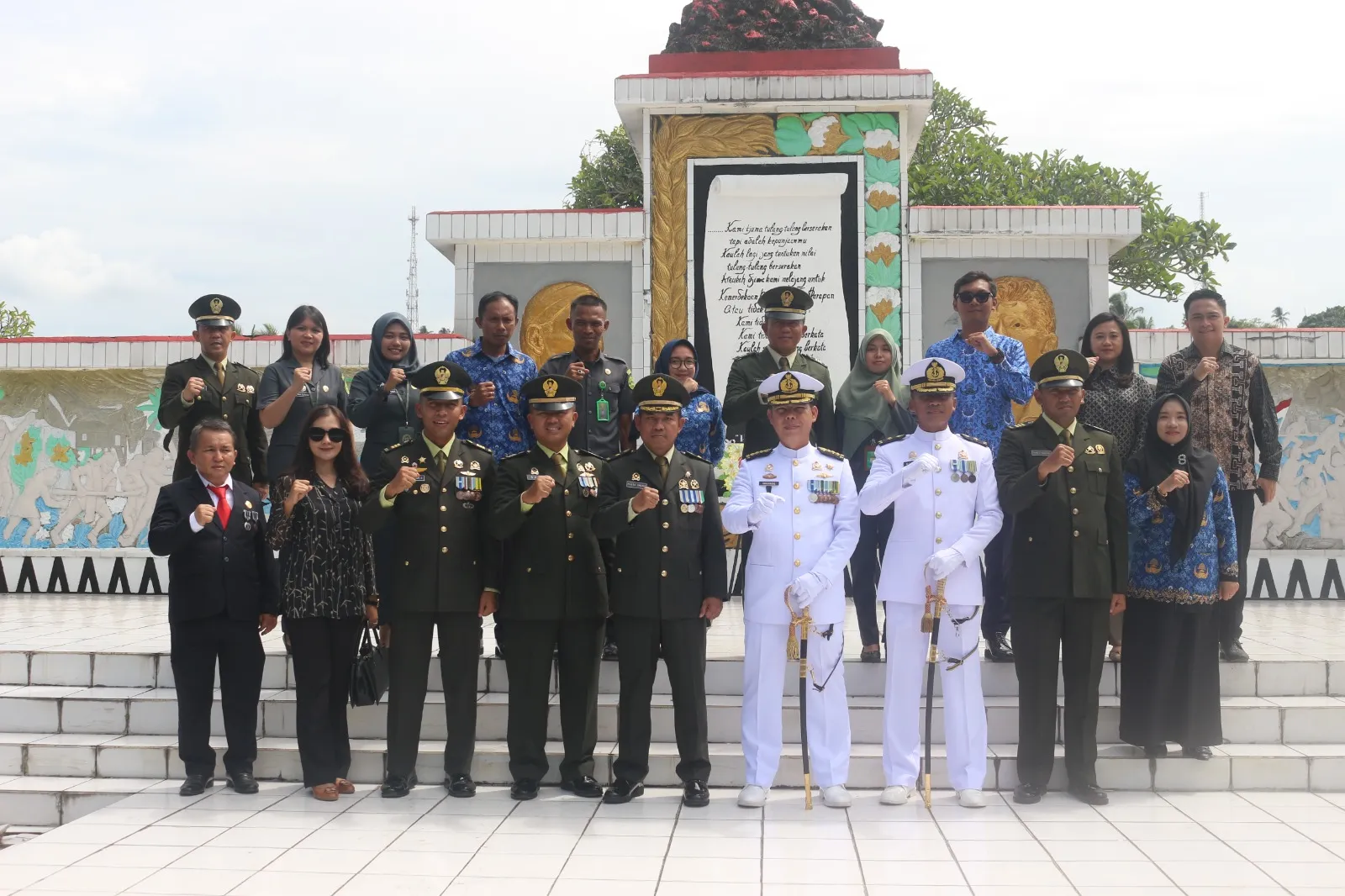 UPACARA DAN ZIARAH MAKAM PAHLAWAN DALAM RANGKA PERINGATAN HARI KEMERDEKAAN